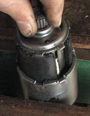 The permanent magnets should be stuck to the inside of the motor can and not come out when you pull the armature out. 